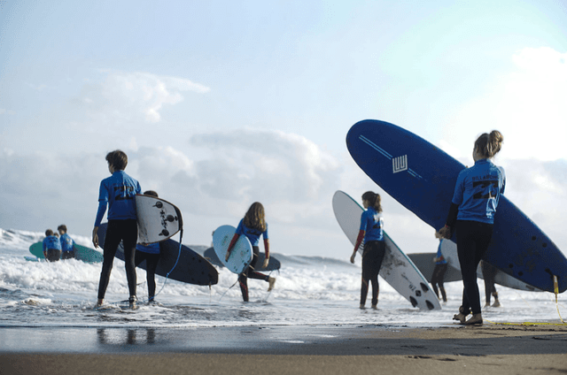 Cursos de surf en Grupo 1 DÍA (2h)